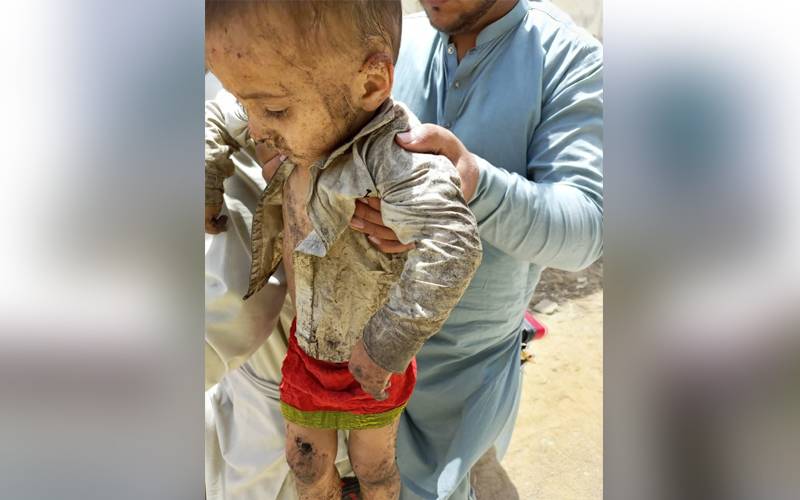 کراچی: شاہ لطیف ٹاؤن سے لاپتہ 2 سالہ بچہ 12گھنٹے بعد گٹر سے زندہ مل گی