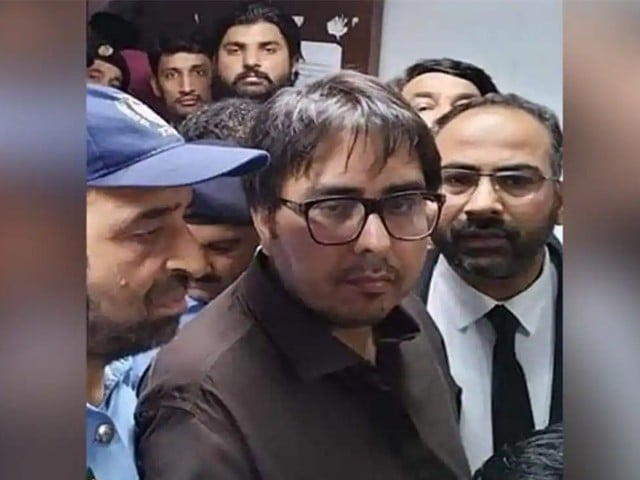 عدالت کا شہباز گِل کو گرفتار کرکے پیش کرنے کا حکم