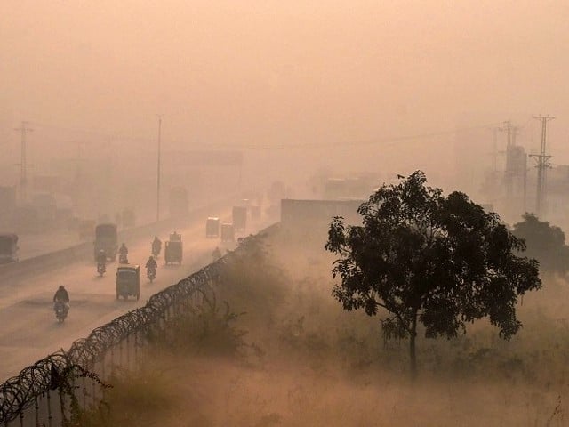 سموگ: پنجاب حکومت کا بدھ کو چھٹی نہ دینے کا فیصلہ