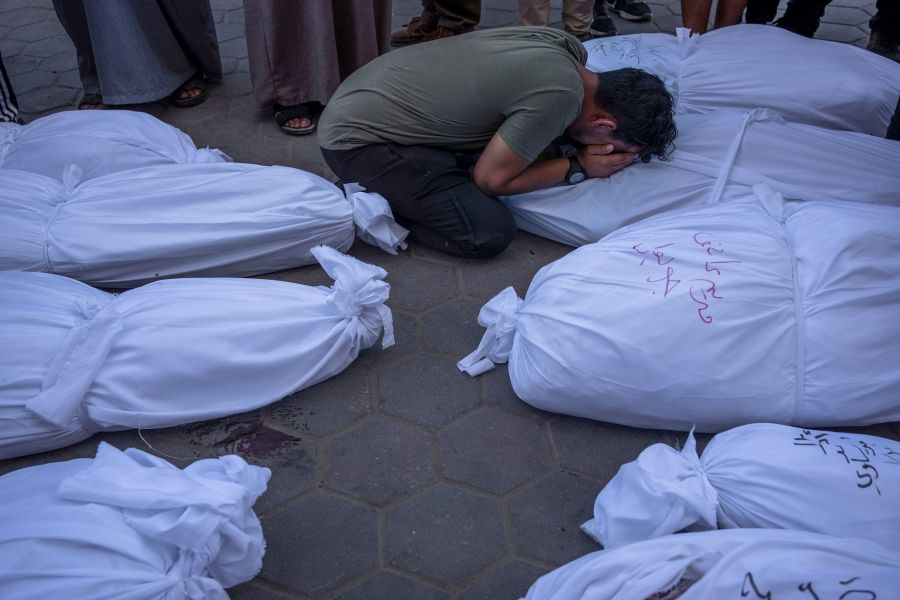 غزہ میں قیامت صغریٰ ، الشفاء اسپتال کے اندر اور باہر لاشوں کے انبار ، دفنانے والا کوئی نہیں