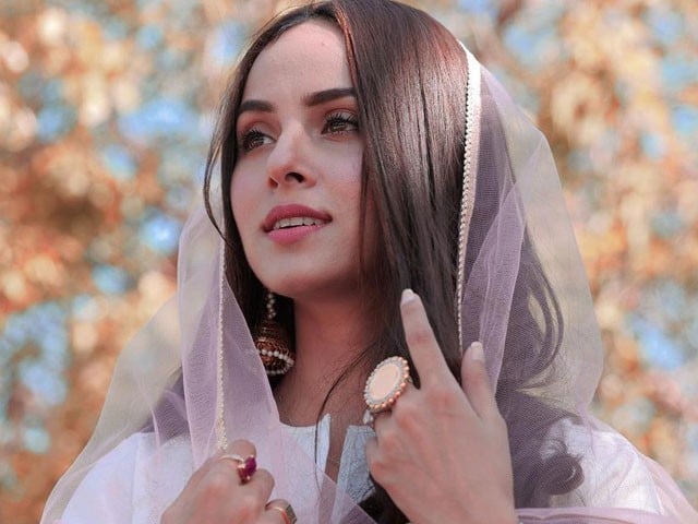 “تہجد گزار ہوں، شراب نوشی نہیں کرتی”؛ نمرہ خان کا نشے سے متعلق افواہوں پر ردعمل