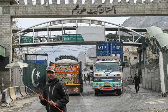 پاکستان کا افغان ٹرانزٹ ٹریڈ میں غیر معمولی اضافے کی تحقیقات کا فیصلہاسلام آباد (شہزاد پراچہ) پاکستان کی طرف سے افغان ٹرانزٹ ٹریڈ میں حالیہ غیر معمولی اضافے کی تحقیقات کا فیصلہ کیا گیا ہے۔  ذرائع کے مطابق وزیراعظم نے سنئیر پولیس افسر اے ڈی خواجہ کی سربراہی میں چار رکنی کمیٹی تشکیل دی ہے۔ کمیٹی کے دیگر ممبران میں کسٹمز سروس کے ریٹائرڈ افسران سعید جدون اور رشید شیخ کمیٹی بھی شامل ہیں۔  ذرائع کا کہنا ہے کہ کمیٹی افغان ٹرانزٹ ٹریڈ معاملے میں ایف بی آر کی ناکامی کی وجوہات جاننے کی کوشش کریگی۔ کمیٹی افغان ٹرانزٹ کے ذریعے ہونے والی تجارت کا تاریخی پس منظر کا بھی جائزہ لے گی۔  پاکستان افغان ٹرانزٹ ٹریڈ کے ملکی معیشت پر منفی اثرات  چار رکنی کمیٹی تعین کرے گی کہ افغان ٹرانزٹ کے ذریعے ہونے والی اشیا میں سے کتنی سمگلنگ ہوئیں۔ کمیٹی معاملے میں ایف بی آر کے ٹریکنگ سسٹم کے غیر موثر ہونے کا جائزہ بھی لے گی۔  ذرائع نے مزید بتایا ہے کہ کمیٹی افغانستان سے واپس آنے والے کارگو کے معاملے میں ملوث عناصر کا تعین بھی کرے گی۔ اس کے علاوہ سمگلنگ کو روکنے میں ناکامی پر متعلقہ کسٹمز عملے اور بارڈر سکیورٹیز کے کردار کا جائزہ بھی لیا جائے گا۔