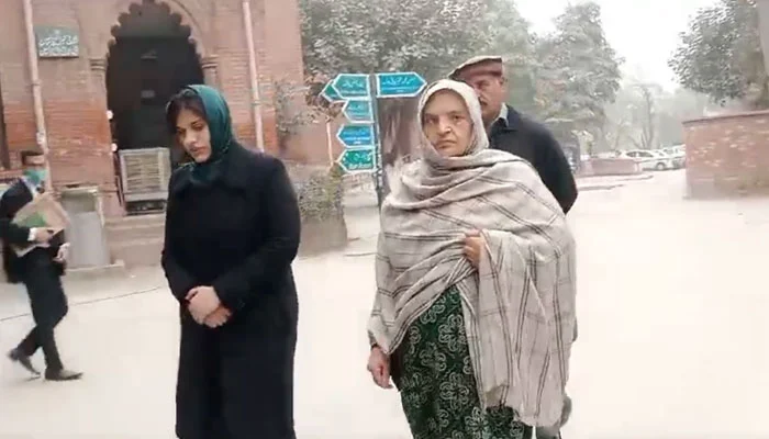 بیٹا عمر ڈار نہ ملا تو آئی جی پنجاب کیخلاف ایف آئی آر درج کرائوں گی ، والدہبیٹا عمر ڈار نہ ملا تو آئی جی پنجاب کیخلاف ایف آئی آر درج کرائوں گی ، والدہ